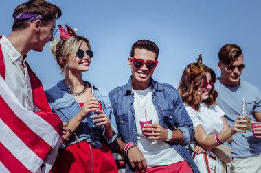 Doğruca kameraya bakarak yakışıklı esmer erkek