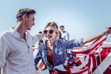 O erkek arıyorum mutlu sarışın yakın çekim