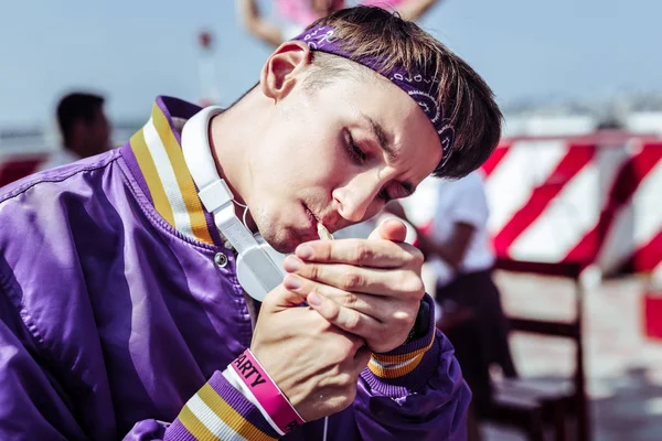 Portret van ernstige man die kijken naar sigaret — Stockfoto