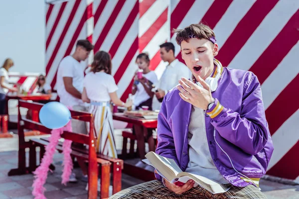 Ennuyé jeune homme ouvrant la bouche en bâillant — Photo