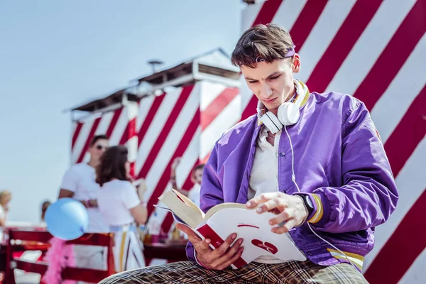 Allvarlig brunett man försöker läsa bok — Stockfoto
