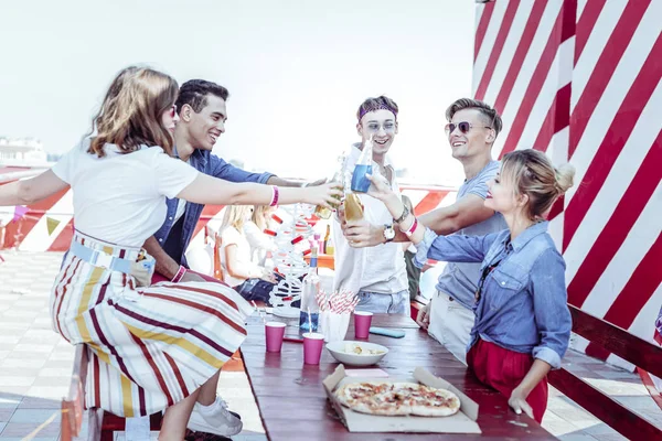 Alegre estudiantes teniendo fiesta de cerveza en la azotea — Foto de Stock