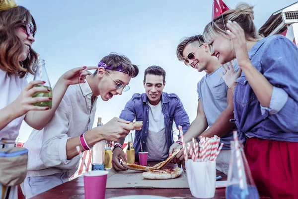 Alegre hombre elegante inclinando su cabeza — Foto de Stock