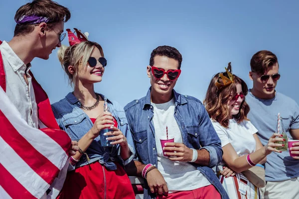 Doğruca kameraya bakarak yakışıklı esmer erkek