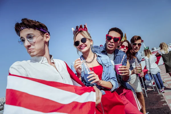 Gente positiva y encantada de pie juntos en fila — Foto de Stock