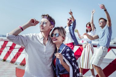 Mutlu öğrenciler silüeti buna parti dans