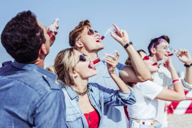 Rahat öğrenciler ağızlarını açık geniş tutulması