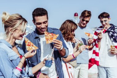 Bira ile lezzetli pizza yemek öğrencilerimizin