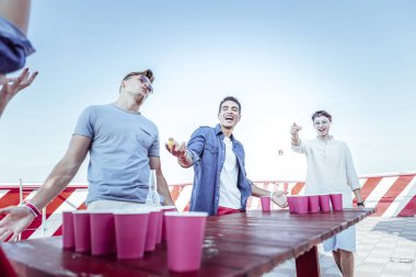 Olumlu memnun genç insanlar onların kazanmak kutluyor