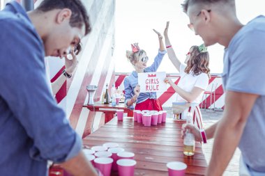 Olumlu memnun genç kadın ellerine dokunmak