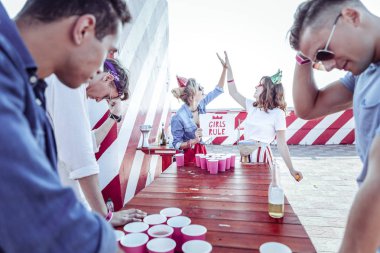 Oyun içinde onların kazanmak kutluyor mutlu kadın