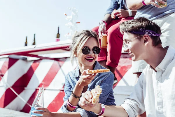 Increíble persona femenina que va a alimentar a su amigo — Foto de Stock