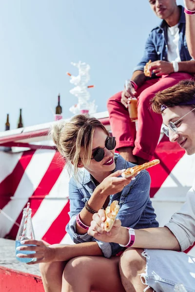 Chica amable dando pizza a su novio — Foto de Stock