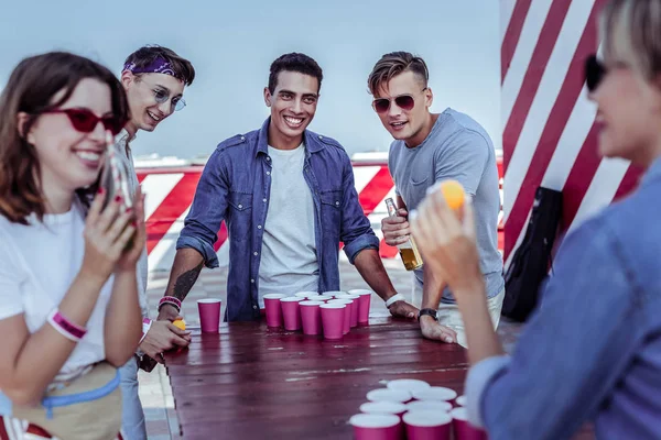 Pozitif uluslararası adam böyle bir eğilimi masada memnun.