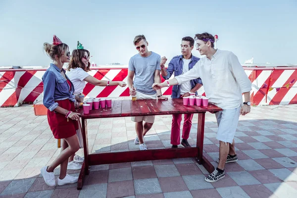 Jóvenes alegres jugando juegos de mesa juntos — Foto de Stock