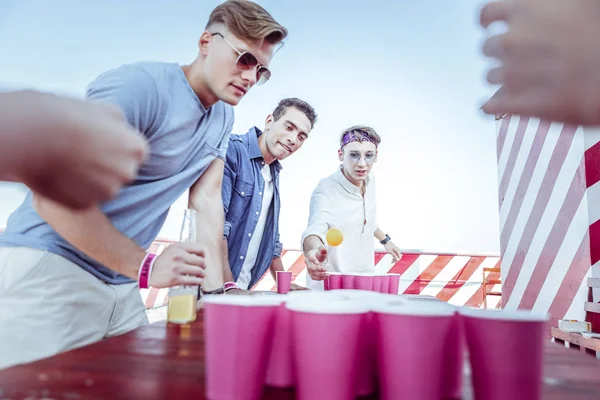 Konsantre erkek kişi oynamak için yer bakıyor