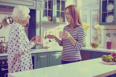 Olumlu memnun genç kadın annesiyle söz