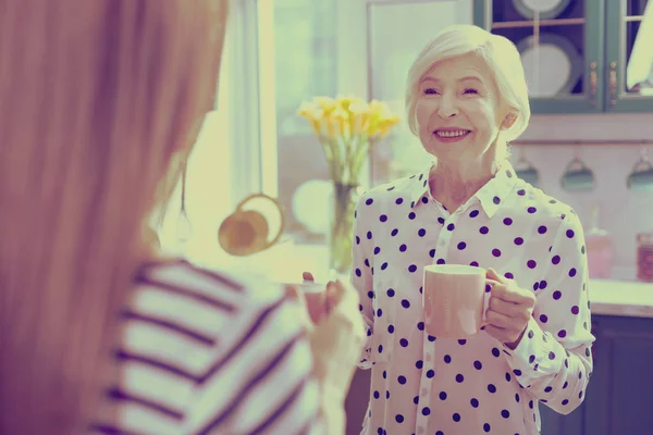 Donna anziana deliziata trascorrere la mattina nella sua cucina — Foto Stock