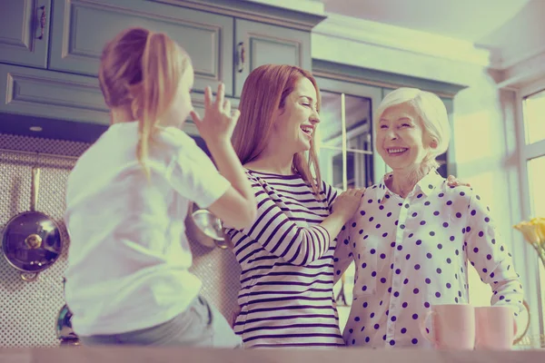 Blij blonde vrouw communiceren met haar meisjes — Stockfoto