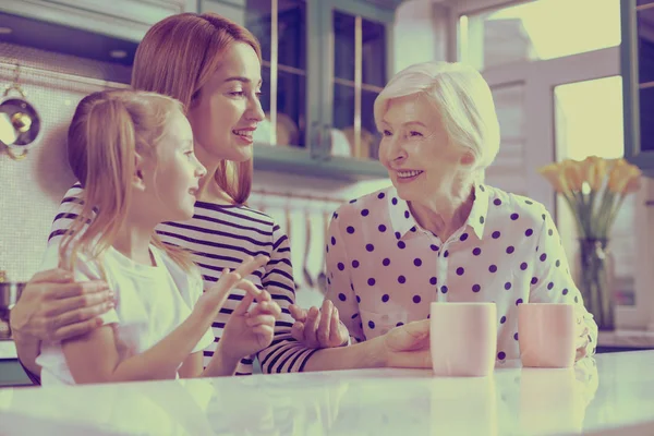 Vrolijke vrouwen praten over hun zomervakantie — Stockfoto