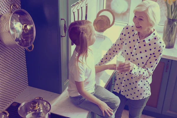 Okouzlující blondýnka při pohledu na její vnučka — Stock fotografie