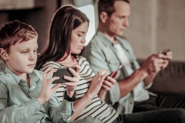 Telefon modern oyun oynarken dikkatli çocuk