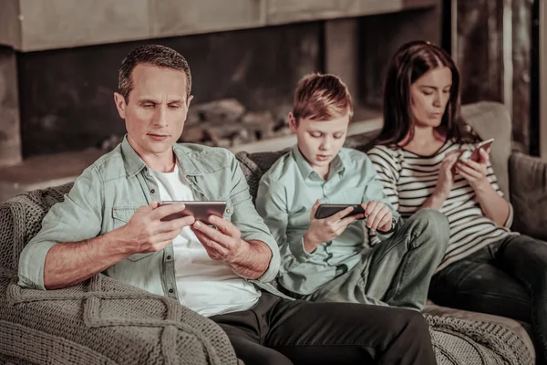 Joven familia disfrutando de su chat virtual con amigos — Foto de Stock