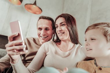 Onun cep telefonu kullanan inanılmaz kadın kişi