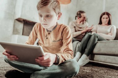 Onun aracının ekran bakarak dikkatli çocuk
