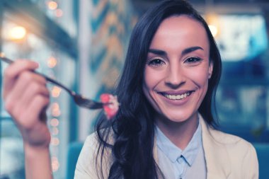 Çekici bir kadın kameraya bakıyor.