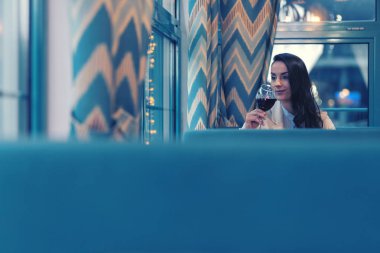 Rahat esmer ara rahat restoran ile harcama