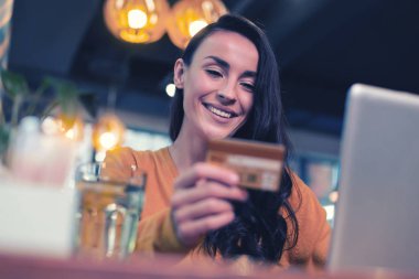 Zevk ile online alışveriş yaparken çekici serbest meslek