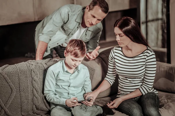 Concentrado menino pedindo para jogar jogo de computador — Fotografia de Stock