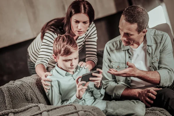 Occupato scolaro essere nella sua vita virtuale — Foto Stock