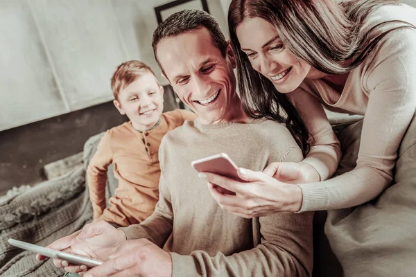 Csinos női személy bizonyítja az új telefon — Stock Fotó