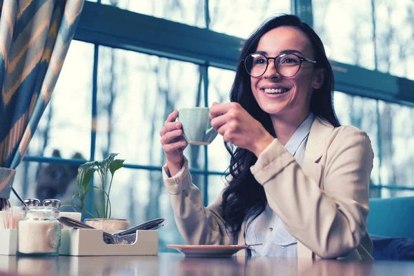 Boldog, fiatal nő, akit kiadások ünnepek kávézó — Stock Fotó