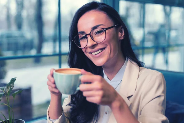 Charming brunette girl looking straight at camera — Stock Photo, Image