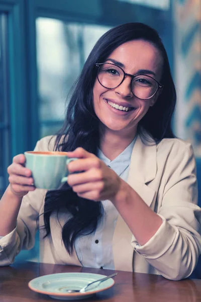 Menina encantadora sentado em sua cafetaria favorita — Fotografia de Stock