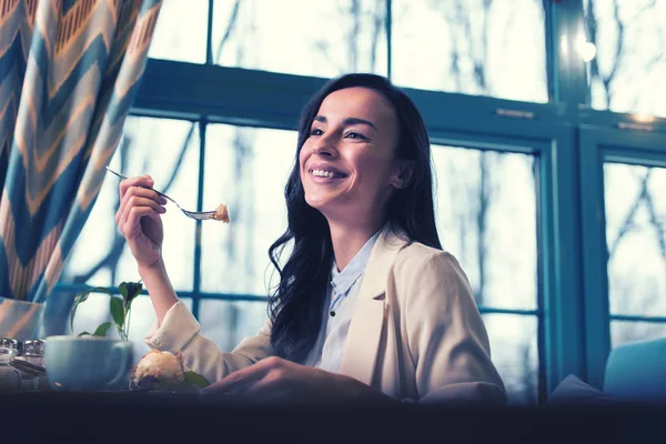 Schöne Frau verbringt Pause im Café — Stockfoto