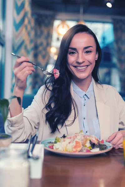 Taze salata yemek olumlu memnun genç kadın — Stok fotoğraf