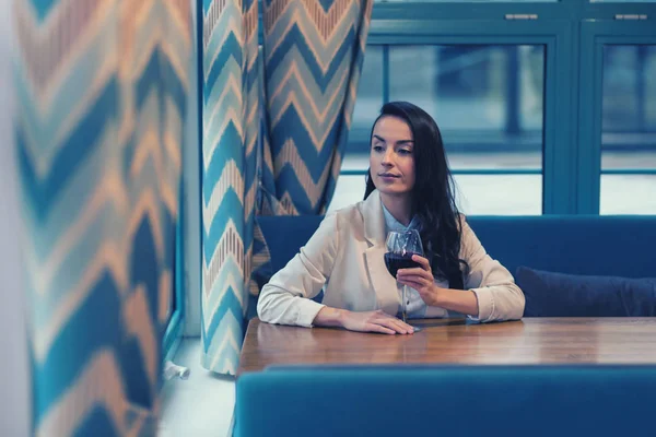 Pessoa feminina atenciosa passando tempo no restaurante — Fotografia de Stock