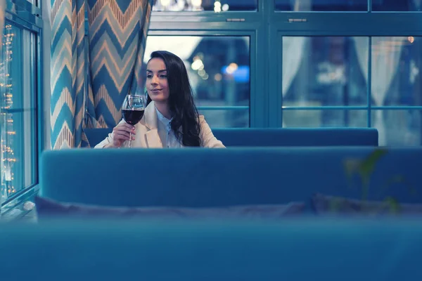Положительный восторг молодой женщины, держащей bocal вина — стоковое фото