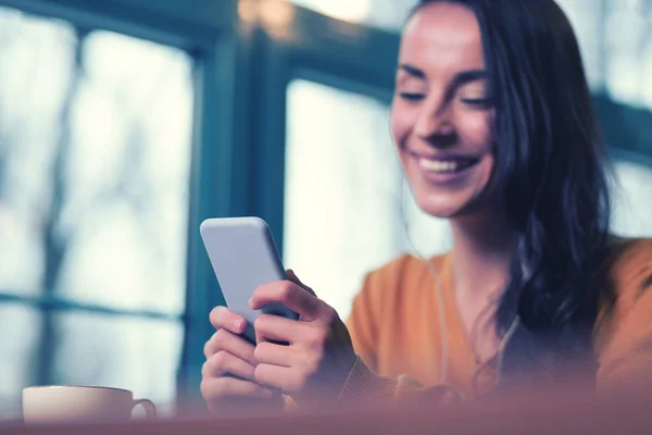 Positivo encantado persona masculina leyendo mensaje de ingresos — Foto de Stock