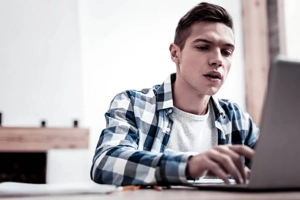 Estudiante reflexivo navegando por Internet mientras está sentado en casa —  Fotos de Stock