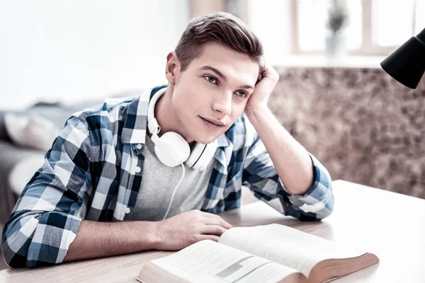 Dromerige student op zoek moe en zorgvuldig glimlachen — Stockfoto