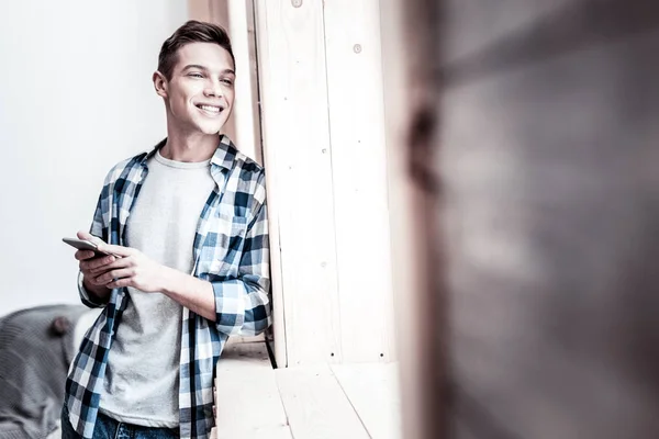 Estudiante feliz esperando a sus amigos y mirando por la ventana — Foto de Stock