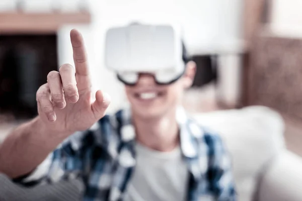 Glad man röra transparent skärm medan du använder virtual reality-glasögon — Stockfoto