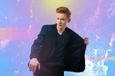 Çekici öğrencisi bir ceket bir tarih için hazırlanıyor süre çalışıyor