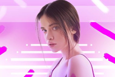 Utangaç kız kamera önünde poz