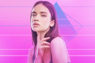 Kendine güvenen bayan. Bir photoshoot yaparken oturan esmer kadın